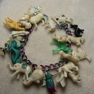 Loaded Plastic Vintage Animal Charm Bracelet 7.5"